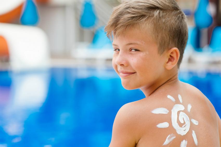 Kinder sollten gute Sonnencremes verwenden, damit ihre sensible Haut keinen Sonnenbrand bekommt