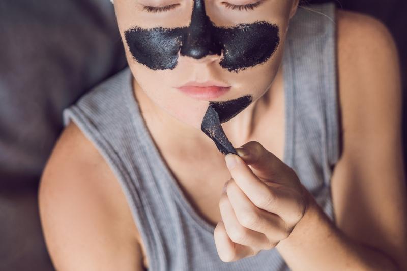 Schwarze Maske mit Peel-Off-Effekt