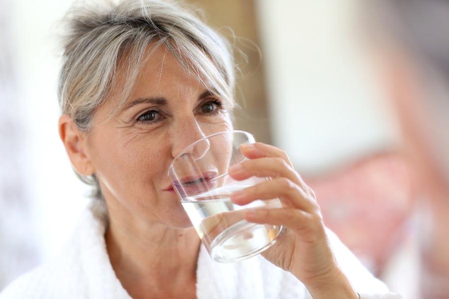 Ausreichend Wasser trinken um Reibeisenhaut vorzubeugen ausreichend-wasser-trinken