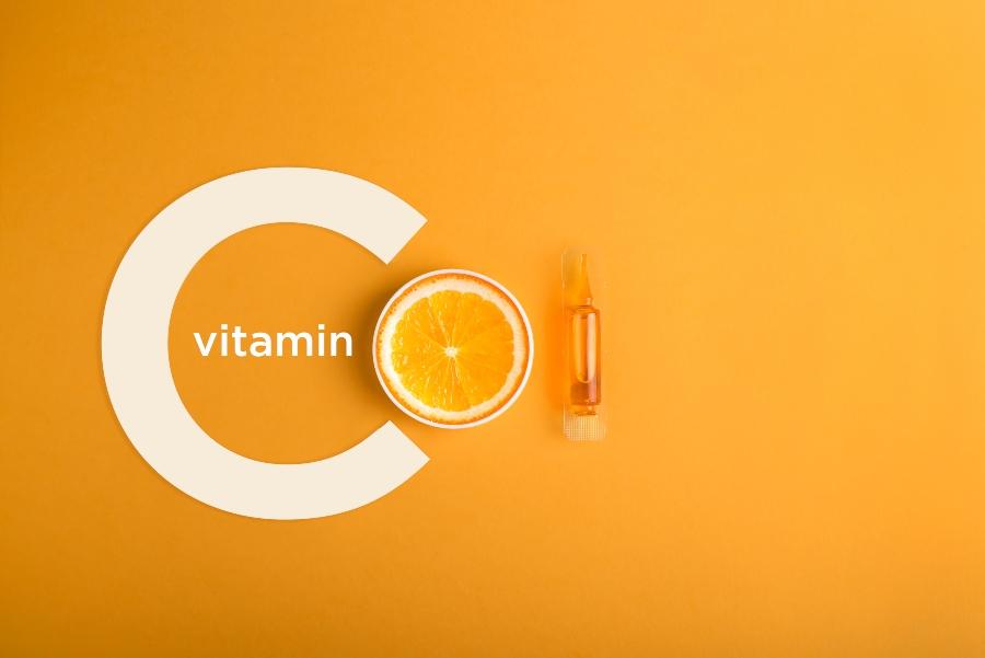 Serum und Kosmetika mit Vitamin C