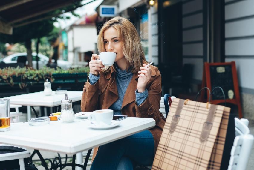 Frau mit Kaffee und Zigarette